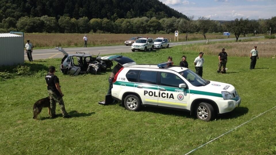 SMRTEĽNÁ HAVÁRIA: Vášne osadníkov na mieste nehody museli krotiť privolaní policajti.