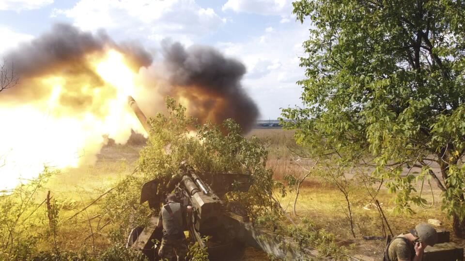 Un membre de la milice populaire de la République populaire de Donetsk prépare un canon de campagne pour tirer sur les troupes ukrainiennes dans un lieu tenu secret dans la ville de Yasynuvata dans la région de Donetsk, dans l'est de l'Ukraine, le mercredi 10 août 2022.