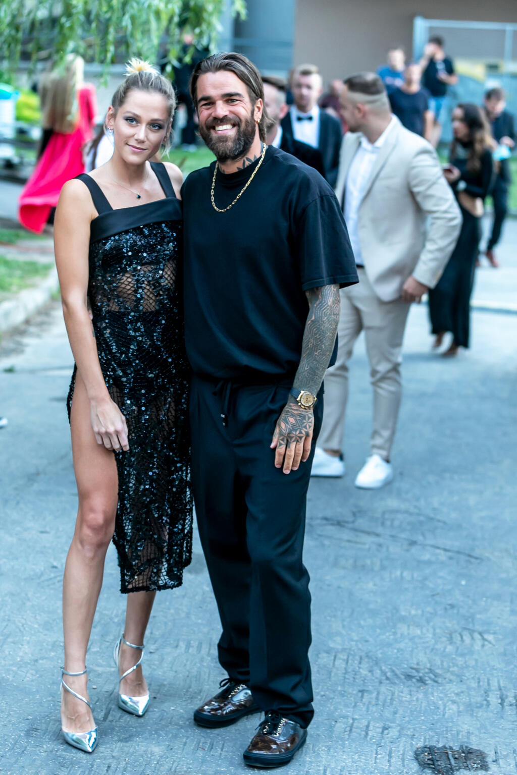 Na snímke je Emma Drobná a Filip Šebo ako prichádzjú na priamy prenos Miss Slovensko 2021.