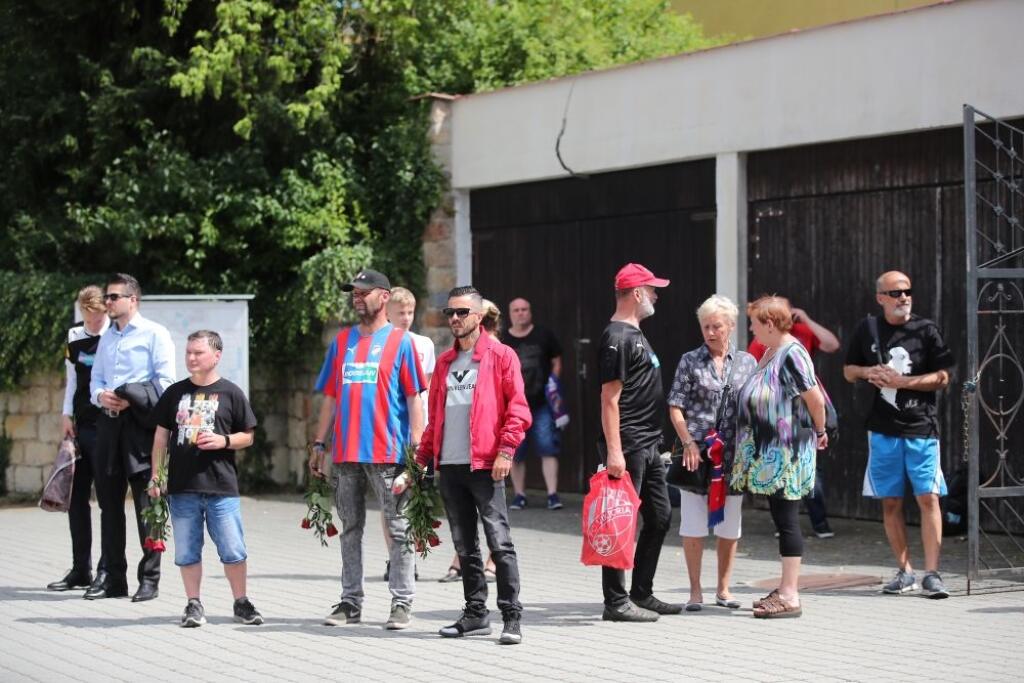 Na pohrebe sa zúčastnila približne stovka fanúšikov Plzne, viacerí z nich boli oblečení v klubových dresoch a nechýbali ani šály a ďalšie doplnky vo farbách klubu.