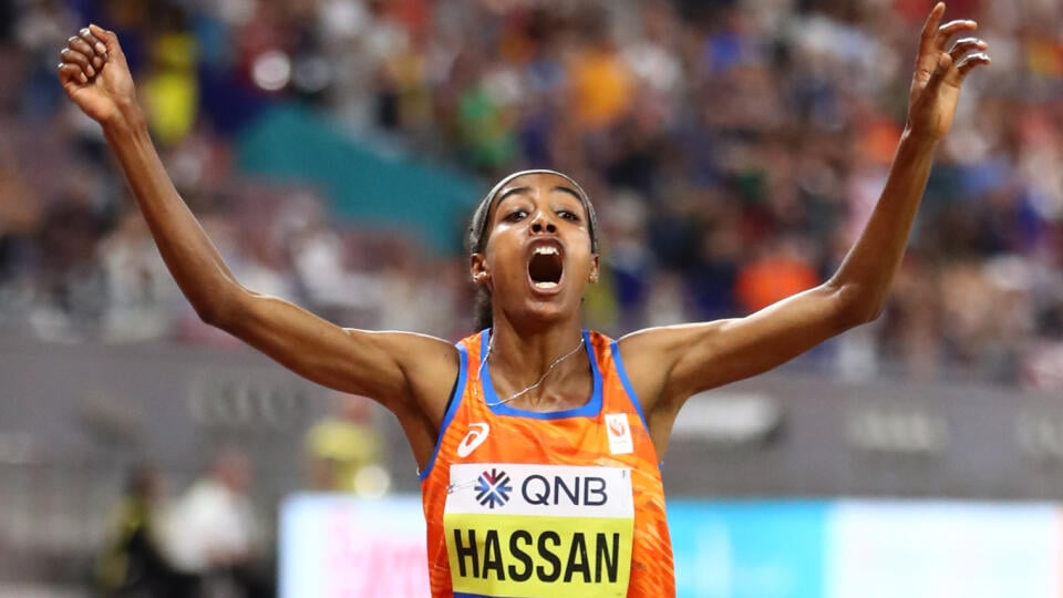 Holandská bežkyňa Sifan Hassanová sa postarala o unikátny zápis na svetovom šampionáte, v Dauhe získala po triumfe na desaťtisícke zlato aj na oveľa kratšej trati 1500 m.