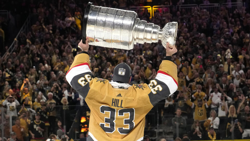 WA 2 Las Vegas - Brankár Vegasu Adin Hill dvíha nad hlavu Stanleyho pohár, ktorý získal Vegas po prvý raz v histórii po triumfe nad Floridou vo finále play off zámorskej hokejovej NHL v Las Vegas v utorok 13. júna 2023. V piatom dueli finále play off NHL zvíťazili hokejisti Vegas Golden Knights nad Floridou Panthers jasne 9:3 a v celej sérii triumfovali 4:1 na zápasy. Hetrikom potiahol domácich k víťazstvu kapitán Mark Stone, ktorý potom po záverečnej siréne ako prvý zdvihol nad hlavu slávnu tro