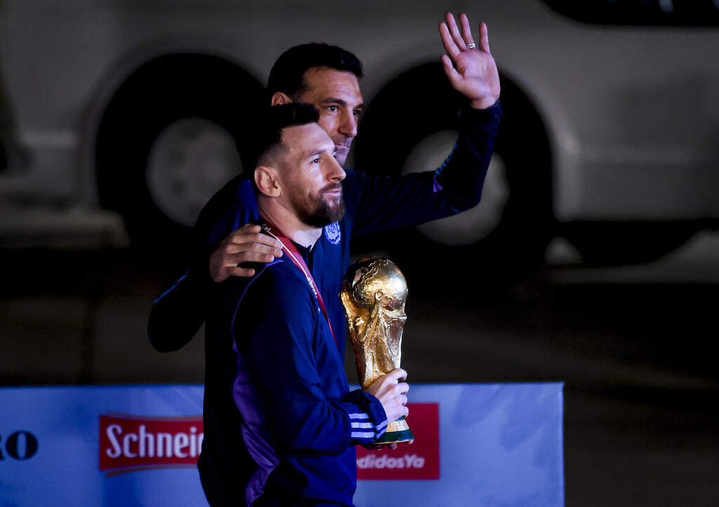 Lionel Scaloni a Lionel Messi s trofejou pre majstrov sveta.