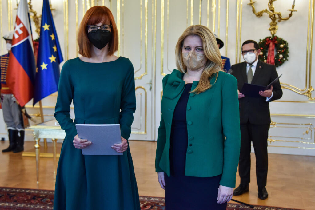 Na snímke vpravo prezidentka SR Zuzana Čaputová a vľavo hosťujúca sudkyňa pre obvod Krajského súdu v Nitre Lenka Kališová počas vymenovania sudcov do všeobecných súdov bez časového obmedzenia 7. decembra 2021 v Bratislave. FOTO TASR - Pavol Zachar