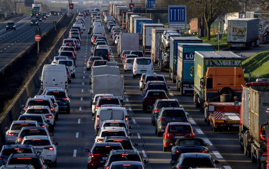 EBE 28 Frankfurt nad Mohanom - Dopravná zápcha automobilov a kamiónov na diaľnici neďaleko nemeckého Frankfurtu nad Mohanom v utorok 28. marca 2023. FOTO TASR/AP

Cars and trucks queue in a traffic jam on a highway near Frankfurt, Germany, Tuesday, March 28, 2023. (AP Photo/Michael Probst)