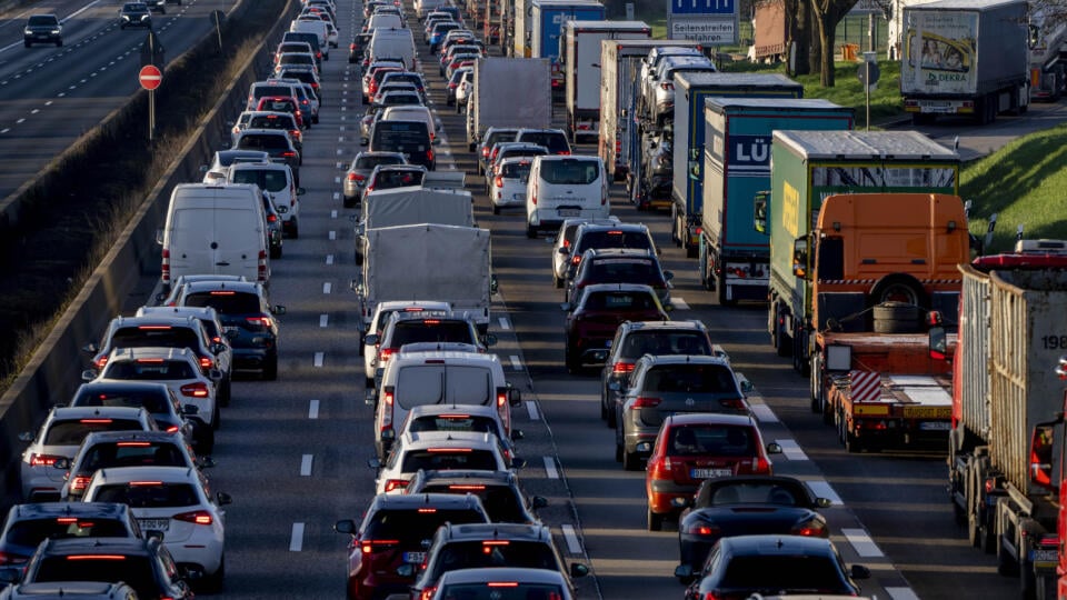 EBE 28 Frankfurt nad Mohanom - Dopravná zápcha automobilov a kamiónov na diaľnici neďaleko nemeckého Frankfurtu nad Mohanom v utorok 28. marca 2023. FOTO TASR/AP
Cars and trucks queue in a traffic jam on a highway near Frankfurt, Germany, Tuesday, March 28, 2023. (AP Photo/Michael Probst)