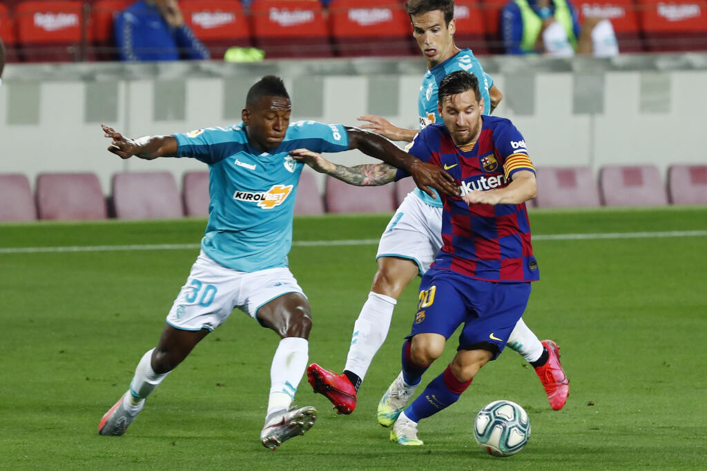 JB 42 Barcelona - Hráč Barcelony Lionel Messi(vpravo) bojuje o loptu s Pervisom Estupinanom z Osasuny vo futbalovom zápase španielskej ligy La Liga FC Barcelona - Osasuna v Barcelone 16. júla 2020. FOTO TASR/AP
Barcelona's Lionel Messi, right, fights for the ball with Osasuna's Pervis Estupinan during a Spanish La Liga soccer match between Barcelona and Osasuna at the Camp Nou stadium in Barcelona, Spain, Thursday, July 16, 2020. (AP Photo/Joan Monfort)
