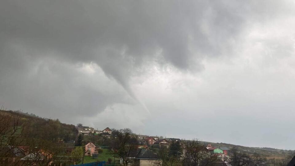 Na východe sa vytvorilo malé tornádo.