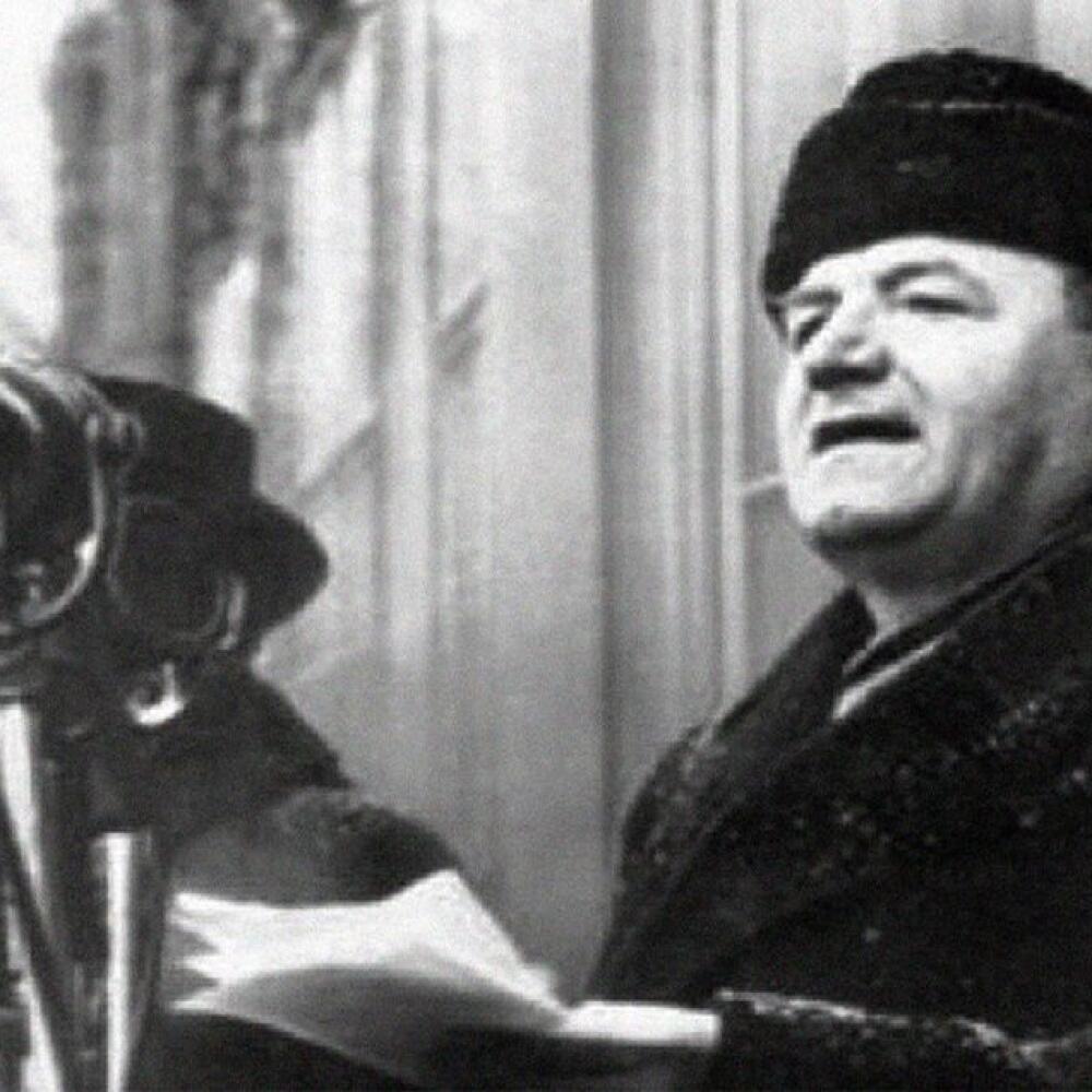 Na odsúdených funkcionárov sa malo úplne zabudnúť. Na hornej snímke je vidieť Vladimíra Clementisa, ako počas februárového komunistického puču stojí vedľa Gottwalda. Keď ho popravili, tak sa odtiaľ „vytratil“ a na oficálnej, vyretušovanej fotografii, zostal Gottwald sám.