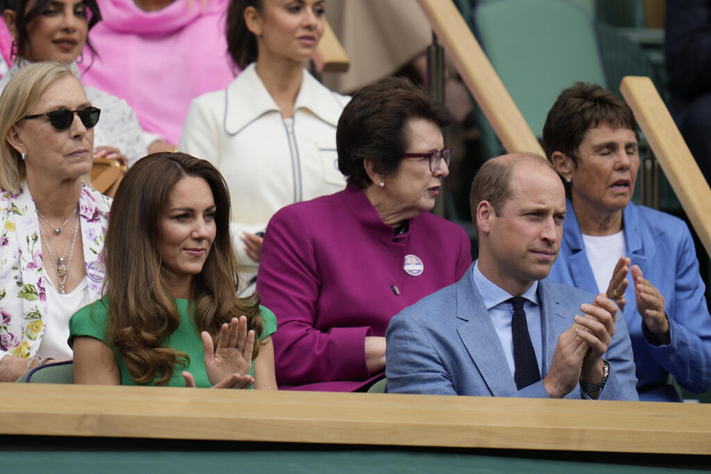 JB 37 Londýn - Britský princ William a Kate, vojvodkyňa z Cambridgeu sedia v Kráľovskej lóži počas zápasu medzi českou tenistkou Karolínou Plíškovou a Austrálčankou Ashleigh Bartyovou vo finále dvojhry na grandslamovom tenisovom turnaji Wimbledon v Londýne 10. júla 2021. FOTO TASR/AP
Kate, Duchess of Cambridge, left sits next to Prince William in the Royal Box ahead of the women's singles final on day twelve of the Wimbledon Tennis Championships in London, Saturday, July 10, 2021. (AP Photo/Kir