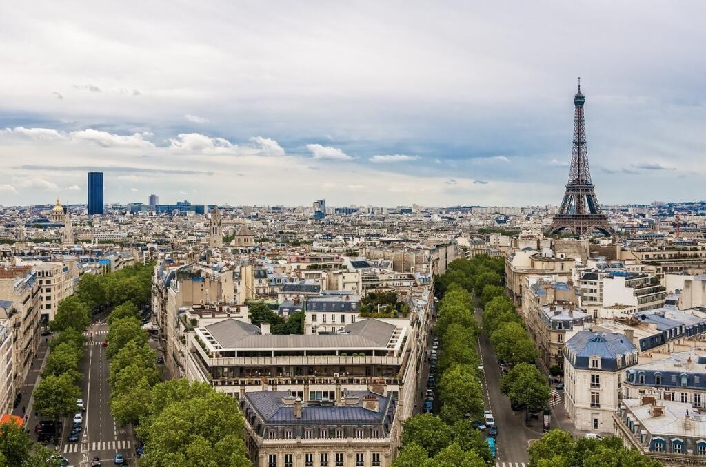 Metropola Paríž vyhlásila stav klimatickej núdze.