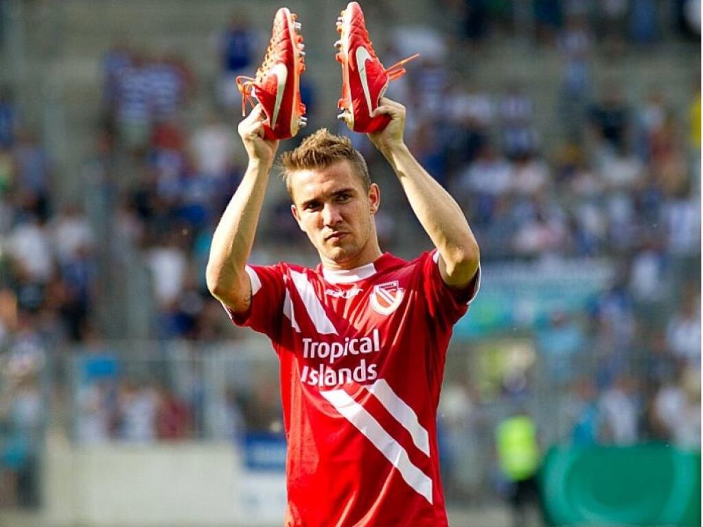 Erik Jendrišek obliekal počas doterajšej kariéry dresy viacerých klubov. V tomto prípade má na sebe dres nemeckého Cottbusu.