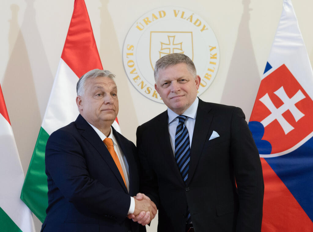 Na snímke maďarský premiér Viktor Orbán (vľavo) a slovenský premiér Robert Fico pózujú počas stretnutia v Bratislave v pondelok 28. apríla 2025. FOTO TASR - Martin Baumann