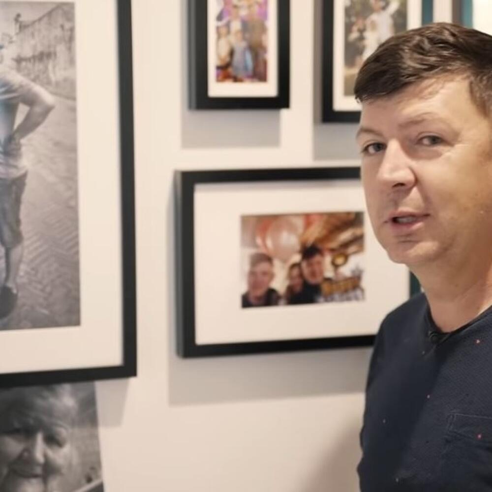 Andrej Bičan má doma galériovú stenu s rodinnými fotkami.