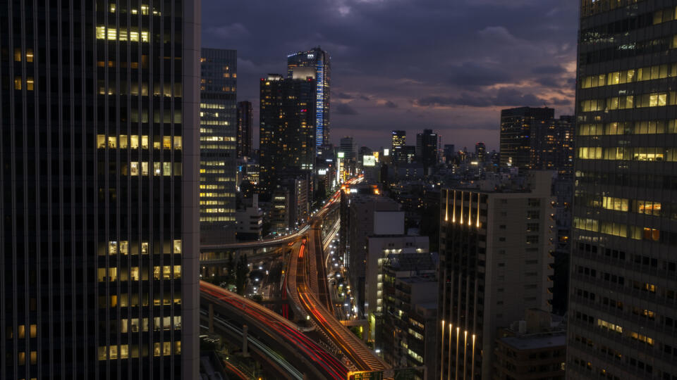 EBE 6 Tokio - Na snímke s predĺženou expozíciou sú svetlá automobilov prechádzajúcich na diaľnici s oblakmi nad panorámou japonskej metropoly Tokia pri západe slnka 26. augusta 2020. FOTO TASR/AP
This long exposure photo shows streaks of light from passing cars on highways as clouds over Tokyo skyline are colored by the sunset Wednesday, Aug. 26, 2020 in Tokyo. (AP Photo/Kiichiro Sato)
