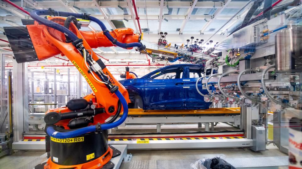 WA 36 archív Emden - Na archívnej snímke z 20. mája 2022 robot montuje model elektrického SUV ID.4 v závode nemeckej automobilky v meste Emden. Nemecká automobilka Volkswagen oznámila za 1. kvartál roka 2023 pokles prevádzkového zisku takmer o tretinu, tržby sa však zvýšili o vyše 20 %, keď ich potiahli európske a severoamerické trhy. FOTO TASR/DPA
ARCHIV - 20.05.2022, Niedersachsen, Emden: Roboter montieren im VW-Werk Bauteile des ID.4. Der Volkswagen-Konzern muss sich weiter gegen starke Prei