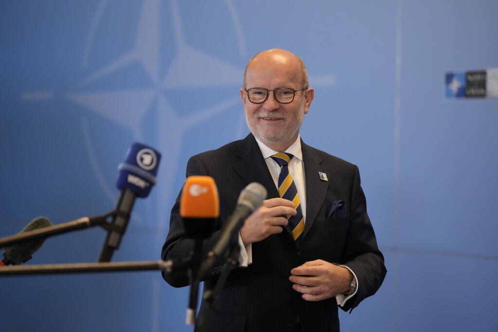 WA 49 Bukurešť - Slovenský minister zahraničných vecí Rastislav Káčer odpovedá na otázky počas  príchodu na úvodný deň dvojdňového rokovania ministrov zahraničných vecí členských štátov Severoatlantickej aliancie (NATO) v Bukurešti v utorok 29. novembra 2022. FOTO TASR/AP

Slovakia's Foreign Minister Rastislav Kacer arrives for the first day of the meeting of NATO Ministers of Foreign Affairs in Bucharest, Romania, Tuesday, Nov. 29, 2022. (AP Photo/Andreea Alexandru)