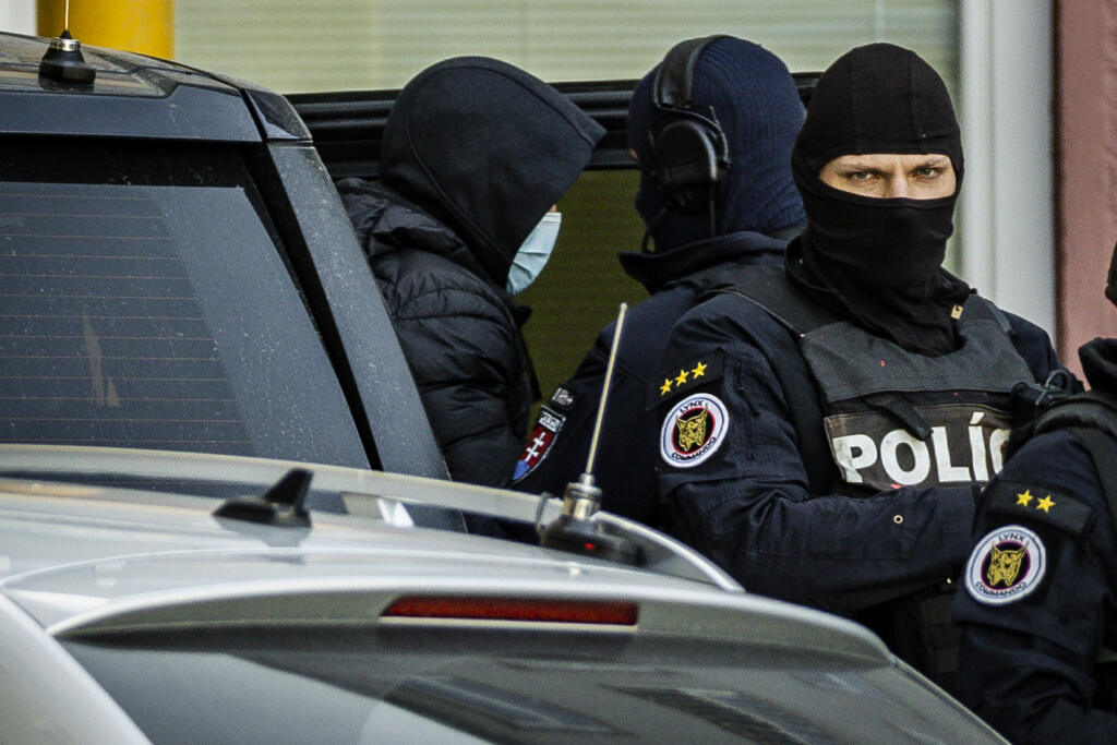 Príslušníci Národnej kriminálnej agentúry eskortovali do budovy Prezídia policajného zboru bývalého Prezidenta PZ SR Tibora Gašpara v rámci akcie Očistec.