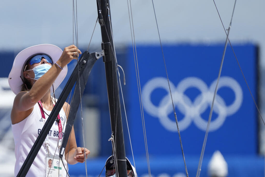 EBE 22 Fudžisawa - Britská jachtárka Charlotte Dobsonová kontroluje svoju loď pred súťažou v triede 49er žien v prístave jácht Enošima počas XXXII. letných olympijských hier 2020 v Tokiu v japonskej Fudžisawe pondelok 2. augusta 2021. Súťaže v jachtingu pre zlé počasie odložili na utorok 3. augusta. FOTO TASR/AP
Britain's Charlotte Dobson checks her boat ahead of the women's 49er medal race at the Enoshima Yacht harbor during the 2020 Summer Olympics, Monday, Aug. 2, 2021, in Fujisawa, Japan.