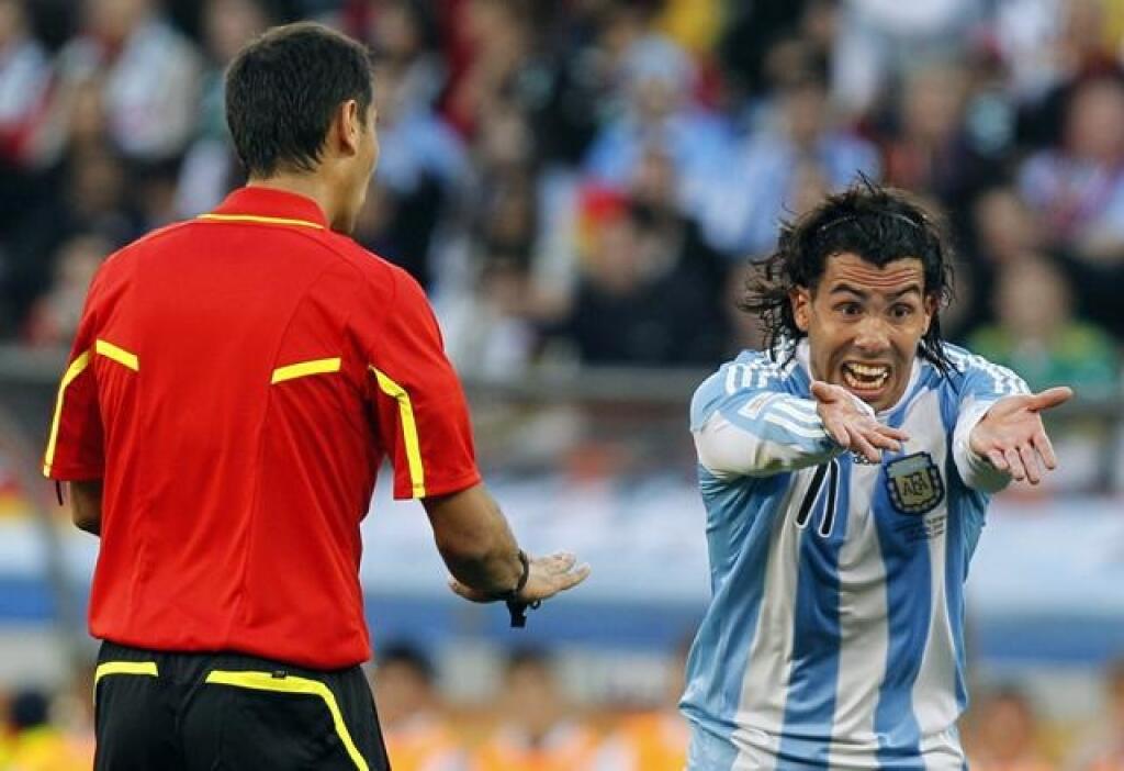 Carlos Tévez reprezentoval Argentínu, v roku 2004 s ňou získal na OH v Aténach zlatú medailu.