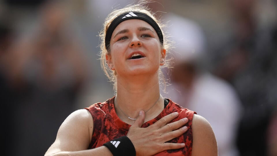 Česká tenistka Karolína Muchová sa teší po výhre nad Bieloruskou Arinou Sobolenkovou v semifinále ženskej dvojhry na grandslamovom turnaji Roland Garros v Paríži vo štvrtok 8. júna 2023. FOTO TASR/AP