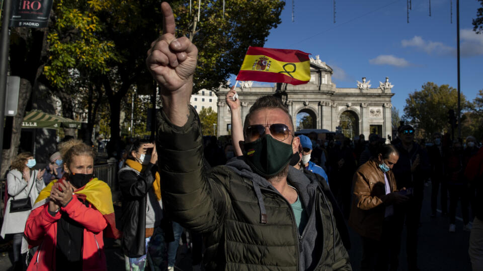 JB 3 Madrid - Ľudia protestujú proti vládnym reštriktívnym opatreniam na zamedzenie šírenia nového koronavírusu v Madride 7. novembra 2020. FOTO TASR/AP
People protest during a small rally in support of coronavirus deniers and against restrictions brought in by the government in Madrid, Spain, Saturday, Nov. 7, 2020. (AP Photo/Manu Fernandez)