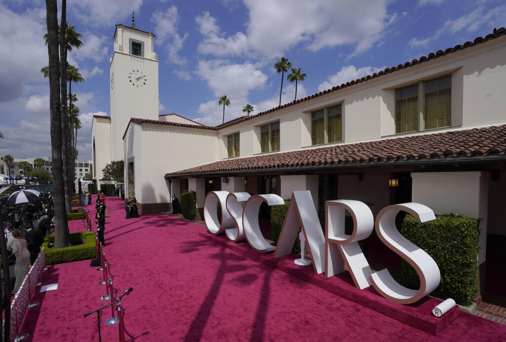Pohľad na červený koberec na 93. ročníku udeľovania filmových cien Oscar 25. apríla 2021 na železničnej stanici Union Station v Los Angeles. FOTO TASR/AP