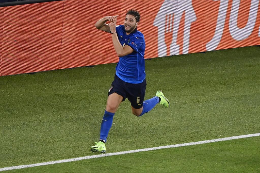 EBE 42 Rím - Na snímke taliansky stredopoliar Manuel Locatelli oslavuje svoj úvodný gól v zápase A-skupiny na majstrovstvách Európy vo futbale 2021 Taliansko – Švajčiarsko v stredu 16. júna 2021 v Ríme. FOTO TASR/AP
Italy's Manuel Locatelli celebrates after scoring his side's first goal during the Euro 2020 soccer championship group A match between Italy and Switzerland at the Rome Olympic stadium, Wednesday, June 16, 2021. (AP Photo/Riccardo Antimiani, Pool)