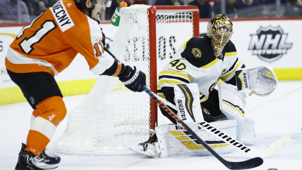 JB 4 Philadelphia - Brankár Bostonu Bruins Tuukka Rask (vpravo) bráni pred Travisom Konecnym z Philadelphie Flyers v zápase zámorskej hokejovej NHL vo Philadelphii 10. marca 2020. FOTO TASR/AP

Philadelphia Flyers' Travis Konecny, left, passes the puck against Boston Bruins' Tuukka Rask during the second period of an NHL hockey game, Tuesday, March 10, 2020, in Philadelphia. (AP Photo/Matt Slocum)