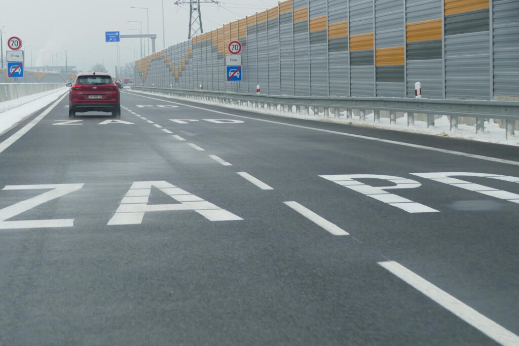 Na snímke novootvorený úsek diaľnice D1 Hričovské Podhradie – Lietavská Lúčka spolu s diaľničným privádzačom Lietavská Lúčka – Žilina a križovatkou Lietavská Lúčka počas otvorenia v Žiline dňa 29. januára 2021. FOTO TASR - Erika Ďurčová 