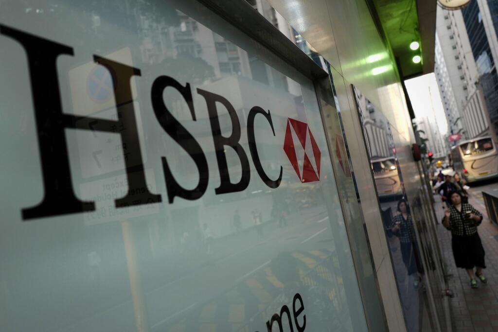 KK5 archív  - Na archívnej snímke z 30. októbra 2017 žena kráča okolo pobočky banky HSBC v Hongkongu. Britská banka HSBC oznámila za minulý rok 2021 zvýšenie zisku na viac než dvojnásobok, pričom podobným tempom vyskočil zisk aj v poslednom kvartáli. Prispel k tomu pokles zlých úverov, ako aj prevádzkových nákladov. FOTO TASR/AP
FILE - A woman walks past a branch of HSBC bank in Hong Kong on Oct. 30, 2017. HSBC PLC on Tuesday, Feb. 22, 2022 reported 2021 profit more than tripled to $12.6 billion