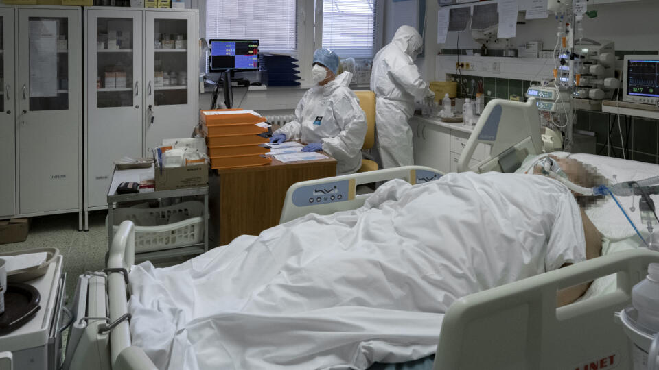 Situácia na anesteziologicko-resuscitačnom oddelení nemocnice svätého Cyrila a Metoda v Bratislave si vyžiadala zriadenie špeciálnej sekcie, kde sa nepretržite starajú o pacientov nakazených koronavírusom Covid - 19.