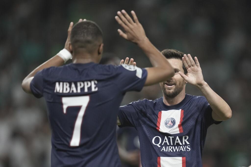 Futbalisti PSG Lionel Messi (tvárou ) a Kylian Mbappe sa tešia po strelení gólu v zápase 2. kola H-skupiny Ligy majstrov Maccabi Haifa - Paríž St. Germain v Haife v stredu 14. septembra 2022. FOTO TASR/AP