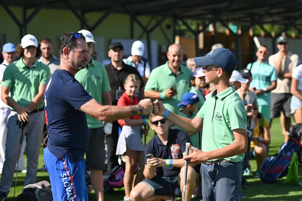 Na snímke vľavo strieborný medailista v golfe z XXXII. letných OH v Tokiu Rory Sabbatini dáva golfové rady mladej golfistke počas tréningu v areáli Golf Trnava v utorok 3. augusta 2021.