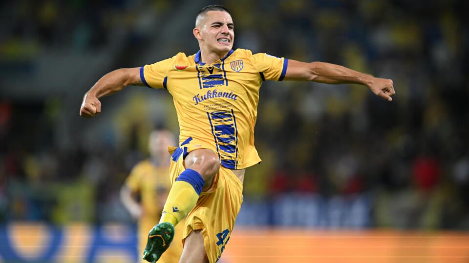 Na snímke hráč DAC Nikola Krstovič oslavuje úvodný gól v odvete 2. predkola Európskej konferenčnej ligy (EKL) vo futbale FC DAC 1904 Dunajská Streda - Víkingur Göta v Dunajskej Strede vo štvrtok 28. júla 2022. FOTO TASR - Edmund Örzsik