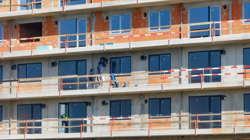 Na snímke výstavba Living parku na brehu rieky Nitra pri Brezovom háji v Nitre. Zámerom investora je dostavba skeletu vo forme polyfunkčného objektu pozostávajúceho z nákupného centra, bytovej časti a parkovacieho domu. Smerom k rieke vzniknú tri bytové bloky s výhľadom na hrad a promenáda s terasami, cyklotrasou a detskými ihriskami. V Nitre 29. novembra 2020. FOTO TASR - Henrich Mišovič