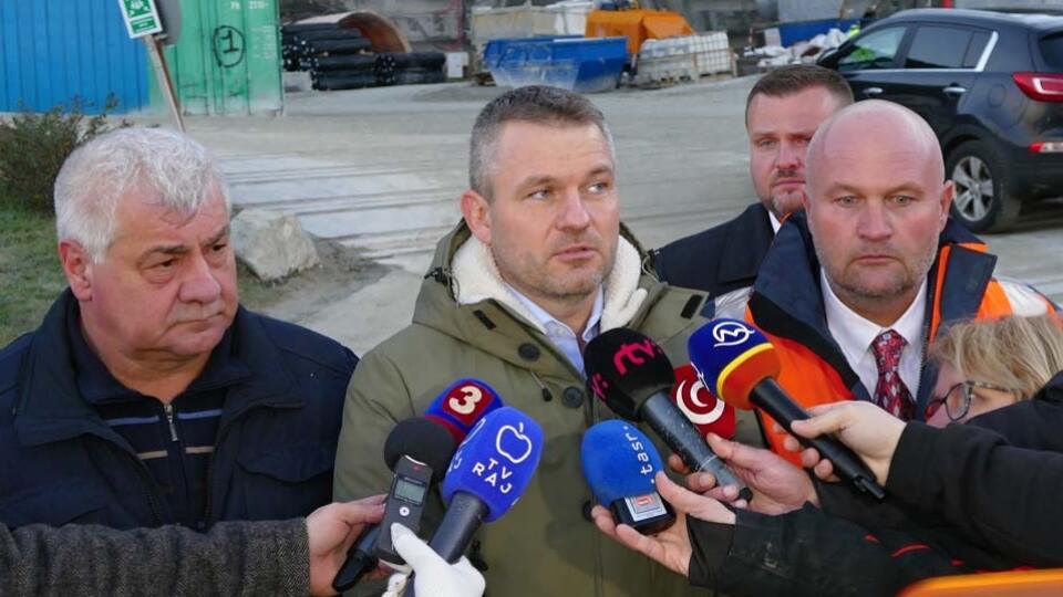 Na snímke zľava minister dopravy a výstavby SR Árpád Érsek, predseda vlády SR Peter Pellegrini a generálny riaditeľ Národnej diaľničnej spoločnosti (NDS) Ján Ďurišin počas stretnutia s novinármi na mimoriadnom kontrolnom dni na diaľničnej stavbe D1 Lietavská Lúčka – Višňové – Dubná Skala 5. decembra 2018. FOTO TASR - Erika Ďurčová