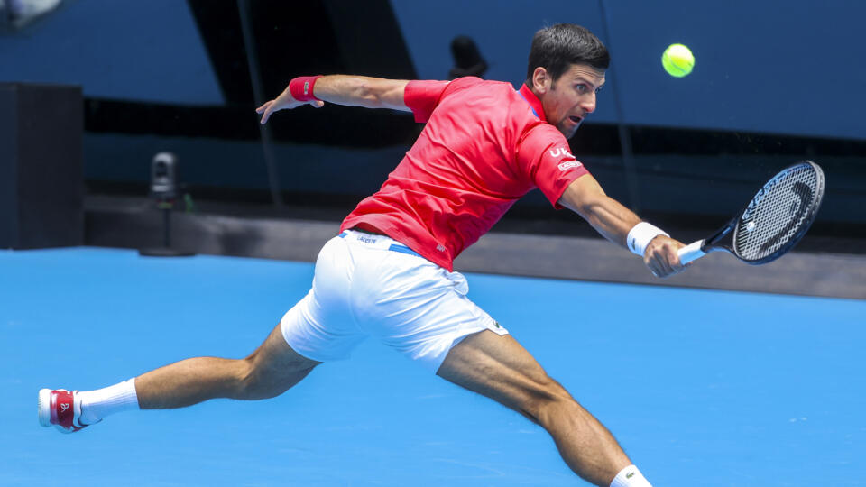 KK12 Melbourne - Srbský tenista Novak Djokovič v zápase proti Kanaďanovi Denisovi Shapovalovi v základnej A-skupine na ATP Cupe 2. februára 2021 v Melbourne. FOTO TASR/AP
Serbia's Novak Djokovic makes a backhand return to Canada's Denis Shapovalov during their ATP Cup match in Melbourne, Australia, Tuesday, Feb. 2, 2021. (AP Photo/Hamish Blair)