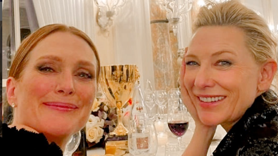 Cate Blanchett zapíjala svoje víťazstvo s predsedkyňou poroty.