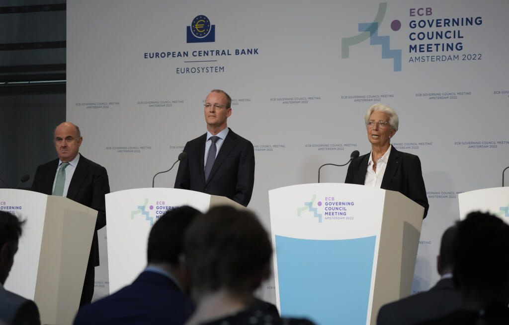 JB 6 Amsterdam - Prezidentka Európskej centrálnej banky (ECB) Christine Lagardeová (vpravo), viceprezident ECB Luis de Guindos (vľavo) a prezident Holandskej banky (DNB) Klaas Knot (uprostred) počas tlačovej konferencie ohľadne monetárnej politiky počas ich návštevy v Amsterdame 9. júna 2022. FOTO TASR/AP

Christine Lagarde, European Central Bank President, behind blue lectern, Vice-President Luis de Guindos, left, and Netherlands Bank (DNB) President Klaas Knot, second left, explain the Governi