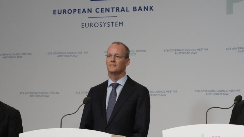 JB 6 Amsterdam - Prezidentka Európskej centrálnej banky (ECB) Christine Lagardeová (vpravo), viceprezident ECB Luis de Guindos (vľavo) a prezident Holandskej banky (DNB) Klaas Knot (uprostred) počas tlačovej konferencie ohľadne monetárnej politiky počas ich návštevy v Amsterdame 9. júna 2022. FOTO TASR/AP
Christine Lagarde, European Central Bank President, behind blue lectern, Vice-President Luis de Guindos, left, and Netherlands Bank (DNB) President Klaas Knot, second left, explain the Governi