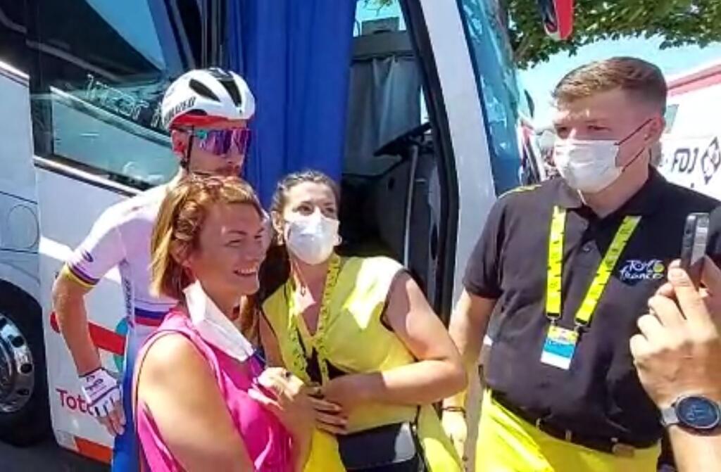 Sagan sa aj niekoľko minút pred štartom venoval fanúšikom, rozdával podpisy a fotil sa. Nechýbalo však veľa a takmer si kvôli tomu mohol zarobiť na poriadny problém, keďže štart etapy stihol len tak-tak.