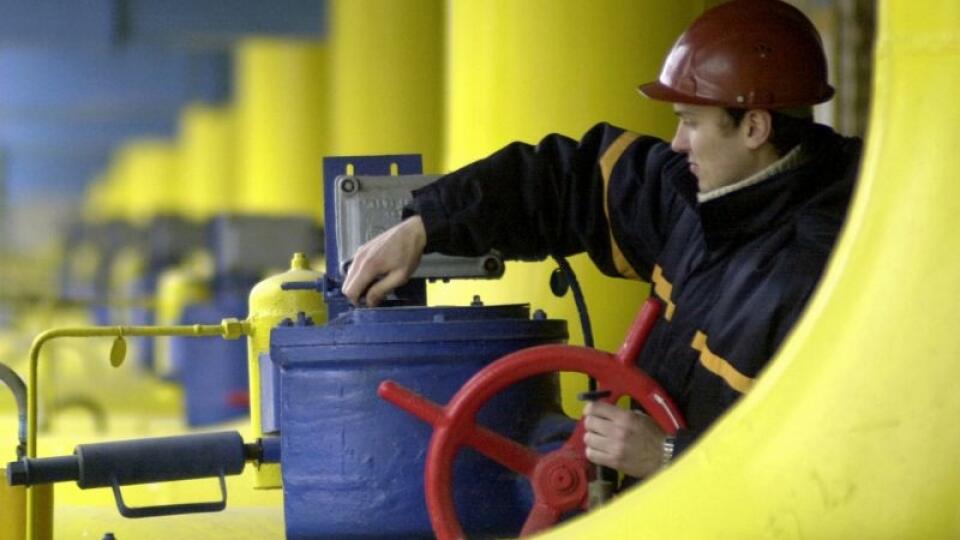 KK14 Kyjev - Na archívnej snímke zamestnanec kontroluje ventily plynovodu na tranzitnom plynovom potrubí 3. januára 2009 v Bojarke, neïaleko Kyjeva. Ukrajinský plynárenský koncern Naftogaz je nesolventný. Nesplatil totiž dlhopisy denominované v eurách v celkovej hodnote 500 miliónov USD (341,46 milióna eur). Ich splatnos vypršala v stredu 30. septembra 2009. Koncern vyhlásil, že rokovania o reštrukturalizácii dlhu nebudú ma žiadny vplyv na tranzit ruského plynu do Európy ani na platby Kyjeva