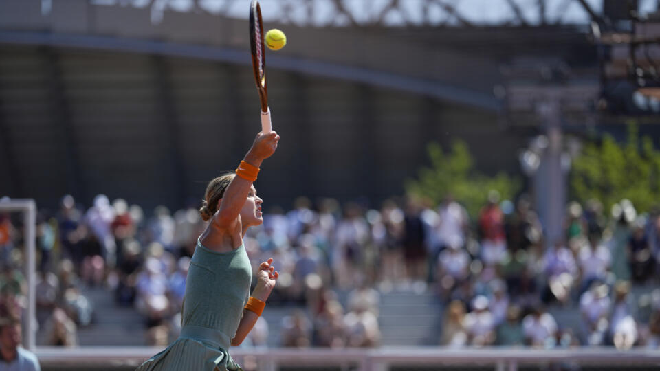 WA 46 Paríž - Slovenská tenistka Anna Karolína Schmiedlová odvracia úder Španielky Aliony Bolsovovej v zápase 2. kola dvojhry na grandslamovom turnaji Roland Garros v Paríži vo štvrtok 1. júna 2023. FOTO TASR/AP
Slovakia's Anna Karolina Schmiedlova plays a shot against Spain's Aliona Bolsova during their second round match of the French Open tennis tournament at the Roland Garros stadium in Paris, Thursday, June 1, 2023. (AP Photo/Thibault Camus)