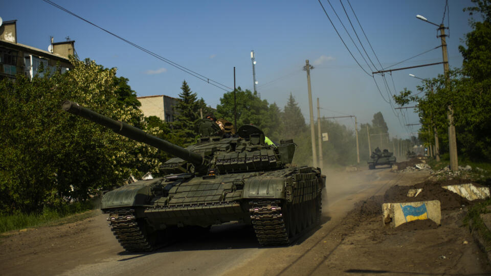 WA 10 - Ukrajinské tanky sa presúvajú do Doneckej oblasti na východe Ukrajiny počas 96. dňa ruskej invázie na Ukrajinu v pondelok 30. mája 2022. FOTO TASR/AP
Ukrainian tanks move in Donetsk region, eastern Ukraine, Monday, May 30, 2022. (AP Photo/Francisco Seco)