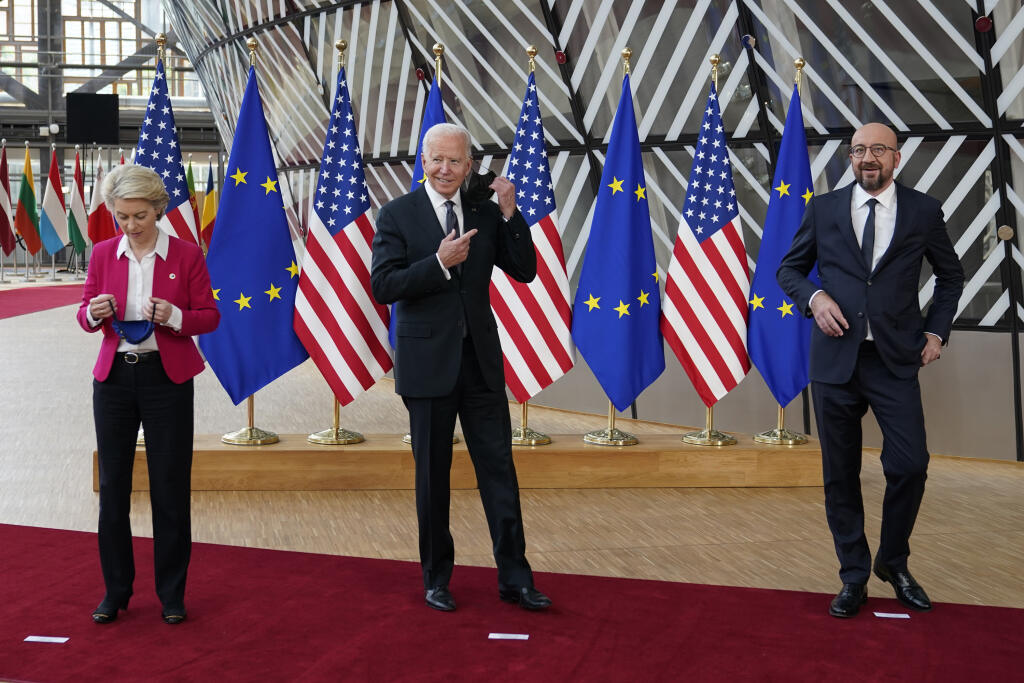 EBE 38 Brusel -  Na snímke zľava predsedníčka Európskej komisie Ursula von der Leyenová, americký prezident Joe Biden a predseda Európskej rady Charles Michel si skladajú rúška pred summitom USA - Európska únia v Bruseli v utorok 15. júna 2021. FOTO TASR/AP

European Commission President Ursula von der Leyen, from left, President Joe Biden and European Council President Charles Michel remove their masks before participating in the United States-European Union Summit at the European Council in Br