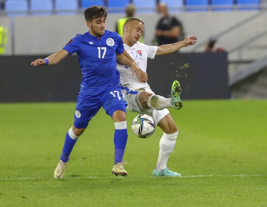 Stanislav Lobotka v súboji o loptu