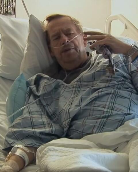 Václav Havel (†75): TOTO sú doteraz UTAJOVANÉ ZÁBERY! Napojený na hadičky v americkej nemocnici