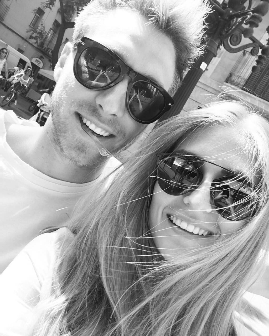 Dánsky futbalista Christian Eriksen a jeho priateľka Sabrina tvoria pár už takmer 10 rokov. Manželmi sú od roku 2018 a majú spolu dve deti.