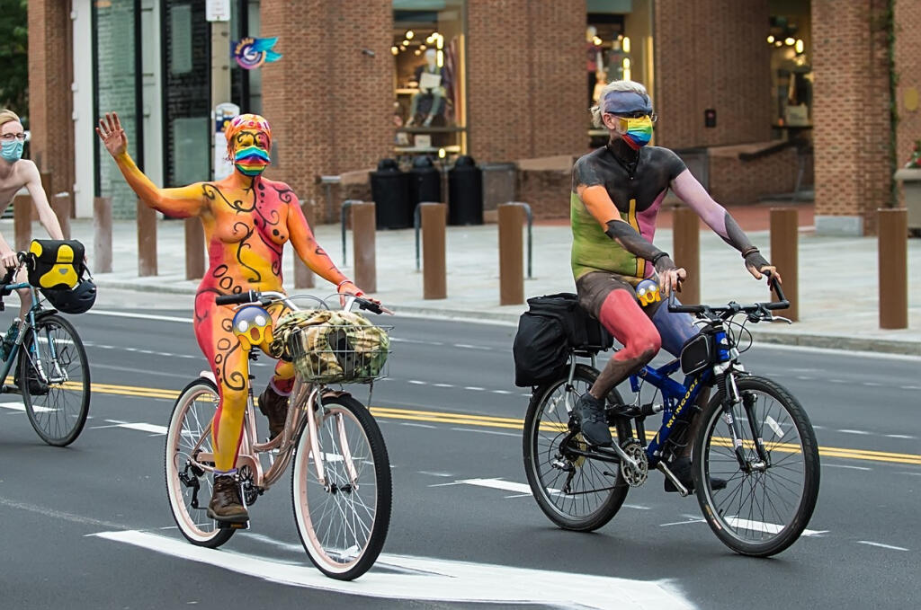 Bicykle a športovci, ktorí ukázali úplne všetko. Americké mesto Philadelphia opäť ožilo a zaplnilo sa obnaženými cyklistami.